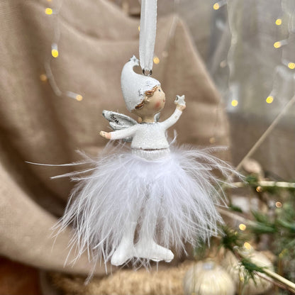 Dieser süße Engel mit Zipfelmütze bringt himmlischen Glanz in eure Weihnachtsdekoration. Sein Federrock wiegt sanft auf und ab und sorgt für eine beruhigende, festliche Atmosphäre.