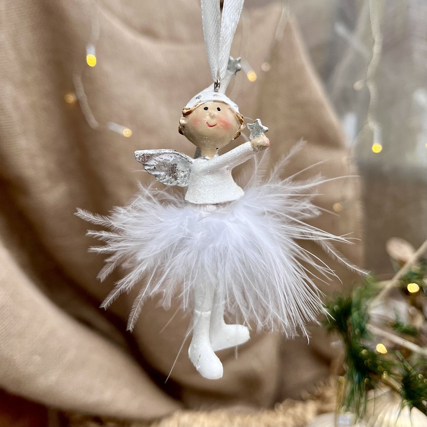 Dieser süße Engel mit Zipfelmütze bringt himmlischen Glanz in eure Weihnachtsdekoration. Sein Federrock wiegt sanft auf und ab und sorgt für eine beruhigende, festliche Atmosphäre.