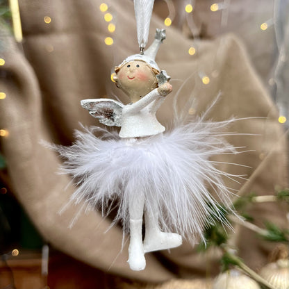 Dieser süße Engel mit Zipfelmütze bringt himmlischen Glanz in eure Weihnachtsdekoration. Sein Federrock wiegt sanft auf und ab und sorgt für eine beruhigende, festliche Atmosphäre.