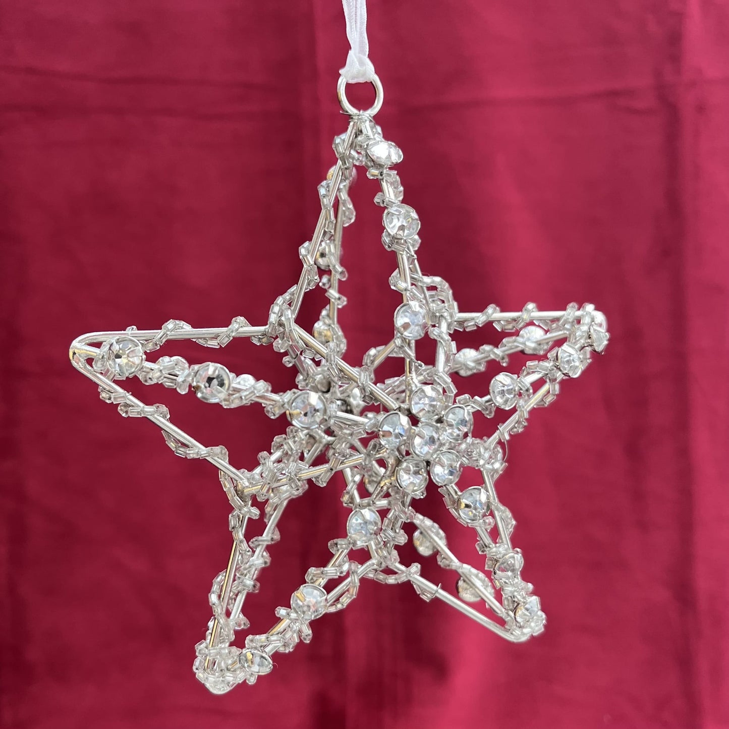 3D Stern in silber mit Strasssteinen und einem Aufhänger aus Organza - Maße: ca. 13,0 cm x 4,5 cm x 12,0 cm + 10,0 cm Hänger - Material: Metall, Strass, Kunststoff, Organza - Farbe: silber