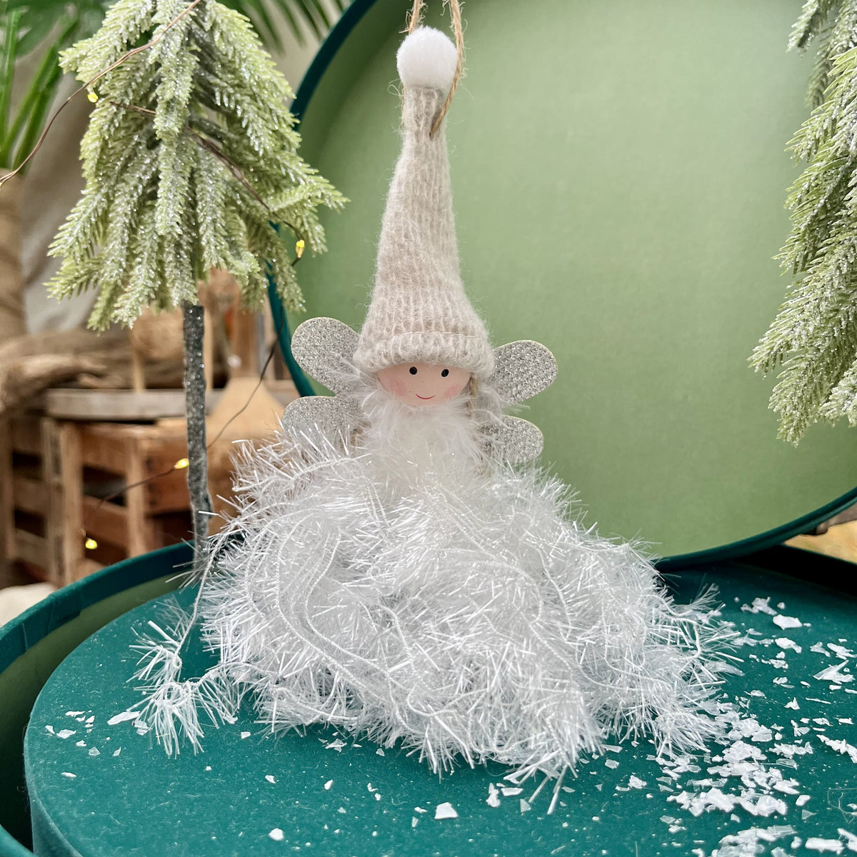 Mit ihrem funkelnden Glitter-Kleid und einer Gesamtlänge von etwa 26 cm ist dieser Engel ein wahrer Blickfang in jeder Weihnachtsdekoration. Erhältlich in zwei Varianten.
Maße: ca. 26,0 cm + Anhänger
Material: Stoff, Wolle
Farben: grau, weiß, Glitter
Lieferumfang: 1 Engel in der ausgesuchten Variante