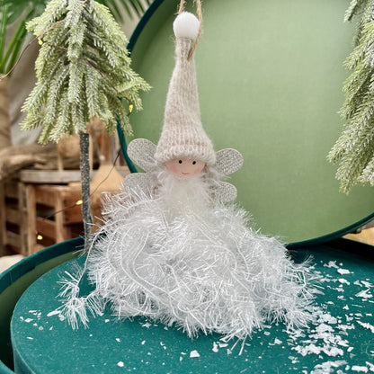 Mit ihrem funkelnden Glitter-Kleid und einer Gesamtlänge von etwa 26 cm ist dieser Engel ein wahrer Blickfang in jeder Weihnachtsdekoration. Erhältlich in zwei Varianten.
Maße: ca. 26,0 cm + Anhänger
Material: Stoff, Wolle
Farben: grau, weiß, Glitter
Lieferumfang: 1 Engel in der ausgesuchten Variante