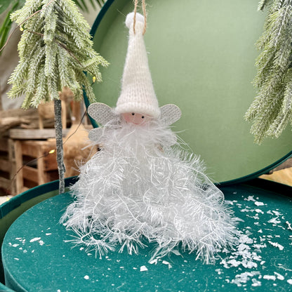Mit ihrem funkelnden Glitter-Kleid und einer Gesamtlänge von etwa 26 cm ist dieser Engel ein wahrer Blickfang in jeder Weihnachtsdekoration. Erhältlich in zwei Varianten.
Maße: ca. 26,0 cm + Anhänger
Material: Stoff, Wolle
Farben: grau, weiß, Glitter
Lieferumfang: 1 Engel in der ausgesuchten Variante