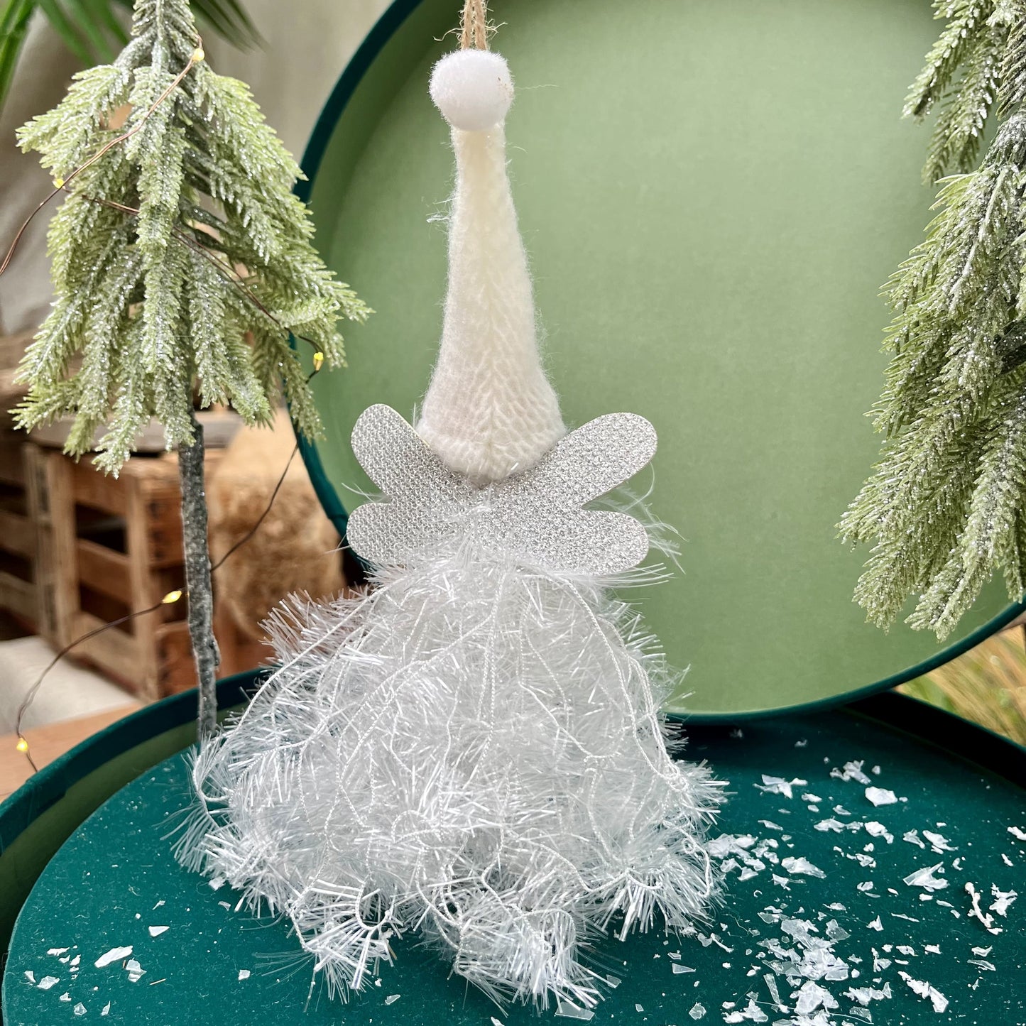 Mit ihrem funkelnden Glitter-Kleid und einer Gesamtlänge von etwa 26 cm ist dieser Engel ein wahrer Blickfang in jeder Weihnachtsdekoration. Erhältlich in zwei Varianten.
Maße: ca. 26,0 cm + Anhänger
Material: Stoff, Wolle
Farben: grau, weiß, Glitter
Lieferumfang: 1 Engel in der ausgesuchten Variante