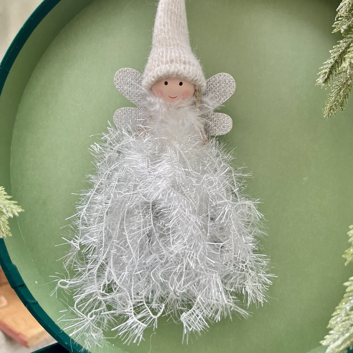 Mit ihrem funkelnden Glitter-Kleid und einer Gesamtlänge von etwa 26 cm ist dieser Engel ein wahrer Blickfang in jeder Weihnachtsdekoration. Erhältlich in zwei Varianten.
Maße: ca. 26,0 cm + Anhänger
Material: Stoff, Wolle
Farben: grau, weiß, Glitter
Lieferumfang: 1 Engel in der ausgesuchten Variante