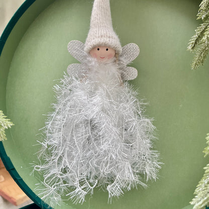 Mit ihrem funkelnden Glitter-Kleid und einer Gesamtlänge von etwa 26 cm ist dieser Engel ein wahrer Blickfang in jeder Weihnachtsdekoration. Erhältlich in zwei Varianten.
Maße: ca. 26,0 cm + Anhänger
Material: Stoff, Wolle
Farben: grau, weiß, Glitter
Lieferumfang: 1 Engel in der ausgesuchten Variante