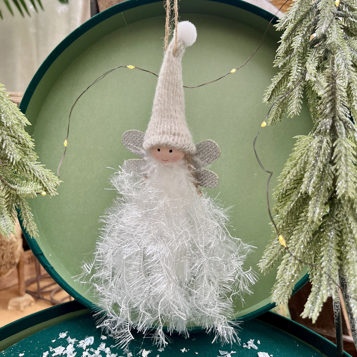 Mit ihrem funkelnden Glitter-Kleid und einer Gesamtlänge von etwa 26 cm ist dieser Engel ein wahrer Blickfang in jeder Weihnachtsdekoration. Erhältlich in zwei Varianten.
Maße: ca. 26,0 cm + Anhänger
Material: Stoff, Wolle
Farben: grau, weiß, Glitter
Lieferumfang: 1 Engel in der ausgesuchten Variante