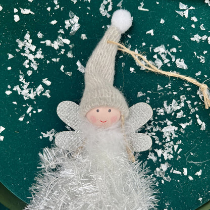 Mit ihrem funkelnden Glitter-Kleid und einer Gesamtlänge von etwa 26 cm ist dieser Engel ein wahrer Blickfang in jeder Weihnachtsdekoration. Erhältlich in zwei Varianten.
Maße: ca. 26,0 cm + Anhänger
Material: Stoff, Wolle
Farben: grau, weiß, Glitter
Lieferumfang: 1 Engel in der ausgesuchten Variante