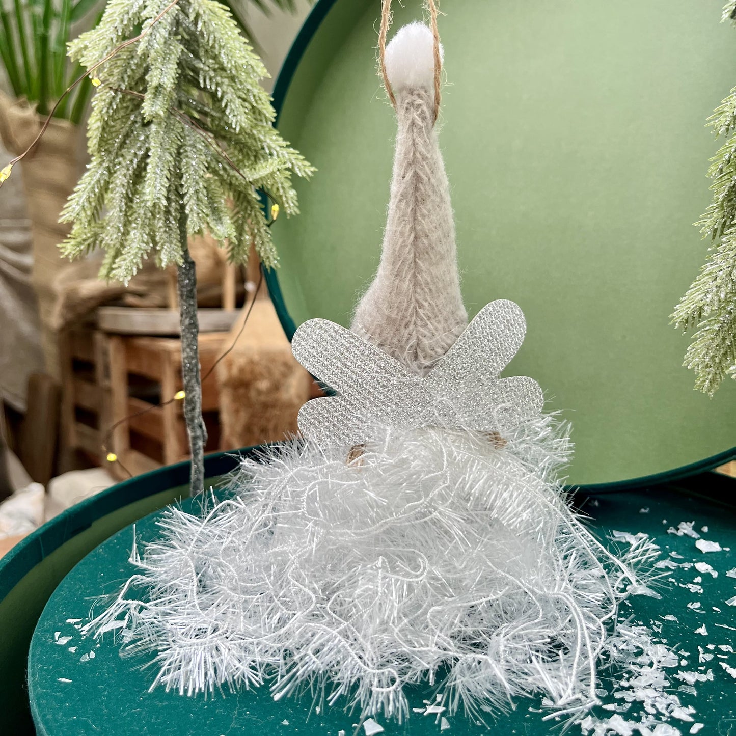 Mit ihrem funkelnden Glitter-Kleid und einer Gesamtlänge von etwa 26 cm ist dieser Engel ein wahrer Blickfang in jeder Weihnachtsdekoration. Erhältlich in zwei Varianten.
Maße: ca. 26,0 cm + Anhänger
Material: Stoff, Wolle
Farben: grau, weiß, Glitter
Lieferumfang: 1 Engel in der ausgesuchten Variante