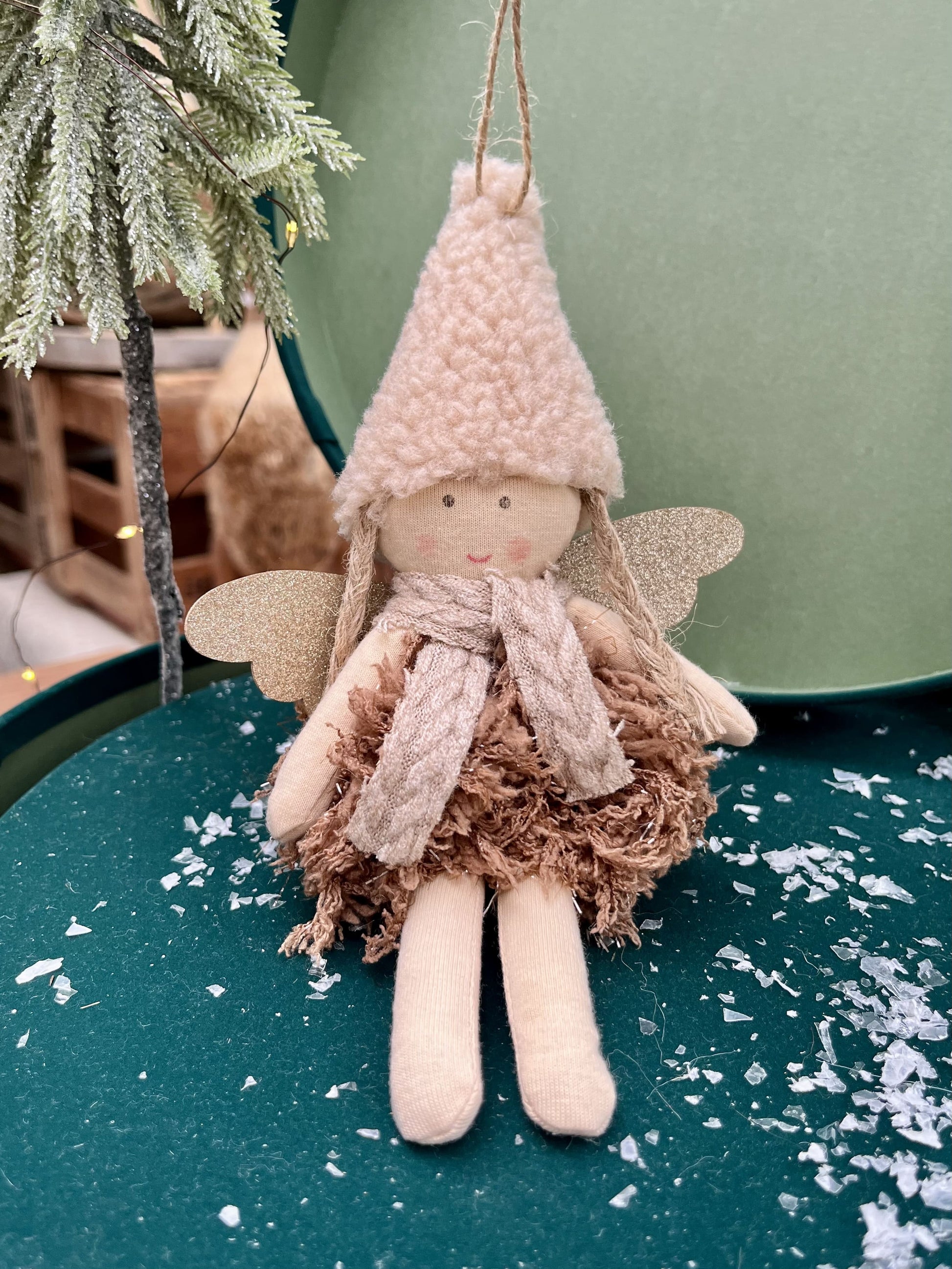 Eingemummelt in ein kuscheliges Winterkleid mit Schal sowie einer großen Teddymütze braucht dieses Engelchen nicht viel, um einen gewissen Charme zu versprühen. Erhältlich in zwei Varianten.
Material: Mix
Farben: grau, braun, weiß, gold
Lieferumfang: 1 Engel in der ausgesuchten Variante