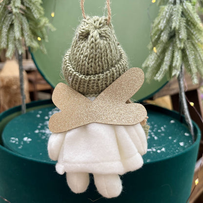 Diese niedlichen Stoffengel gibt es in zwei Varianten. Ihre Farben sind perfekt aufeinander abgestimmt, wodurch sie in Kombination ein harmonisches Pärchen bilden.
Maße: ca. 15 cm + Anhänger
Material: Stoff, Filz, Strick
Farben: grün, weiß, gold
Lieferumfang: 1 Stoffengel in der ausgesuchten Variante