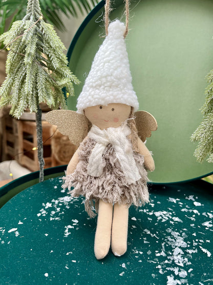 Eingemummelt in ein kuscheliges Winterkleid mit Schal sowie einer großen Teddymütze braucht dieses Engelchen nicht viel, um einen gewissen Charme zu versprühen. Erhältlich in zwei Varianten.
Material: Mix
Farben: grau, braun, weiß, gold
Lieferumfang: 1 Engel in der ausgesuchten Variante