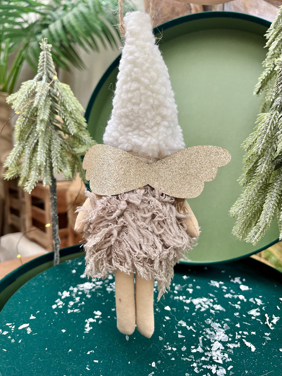 Eingemummelt in ein kuscheliges Winterkleid mit Schal sowie einer großen Teddymütze braucht dieses Engelchen nicht viel, um einen gewissen Charme zu versprühen. Erhältlich in zwei Varianten.
Material: Mix
Farben: grau, braun, weiß, gold
Lieferumfang: 1 Engel in der ausgesuchten Variante