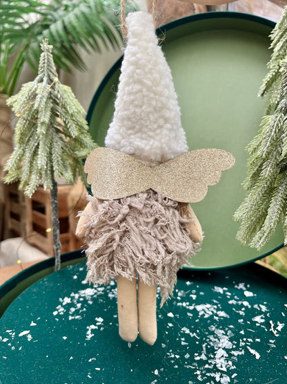 Eingemummelt in ein kuscheliges Winterkleid mit Schal sowie einer großen Teddymütze braucht dieses Engelchen nicht viel, um einen gewissen Charme zu versprühen. Erhältlich in zwei Varianten.
Material: Mix
Farben: grau, braun, weiß, gold
Lieferumfang: 1 Engel in der ausgesuchten Variante