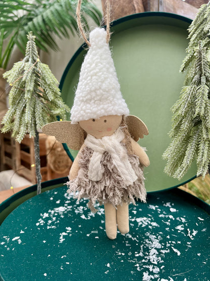 Eingemummelt in ein kuscheliges Winterkleid mit Schal sowie einer großen Teddymütze braucht dieses Engelchen nicht viel, um einen gewissen Charme zu versprühen. Erhältlich in zwei Varianten.
Material: Mix
Farben: grau, braun, weiß, gold
Lieferumfang: 1 Engel in der ausgesuchten Variante