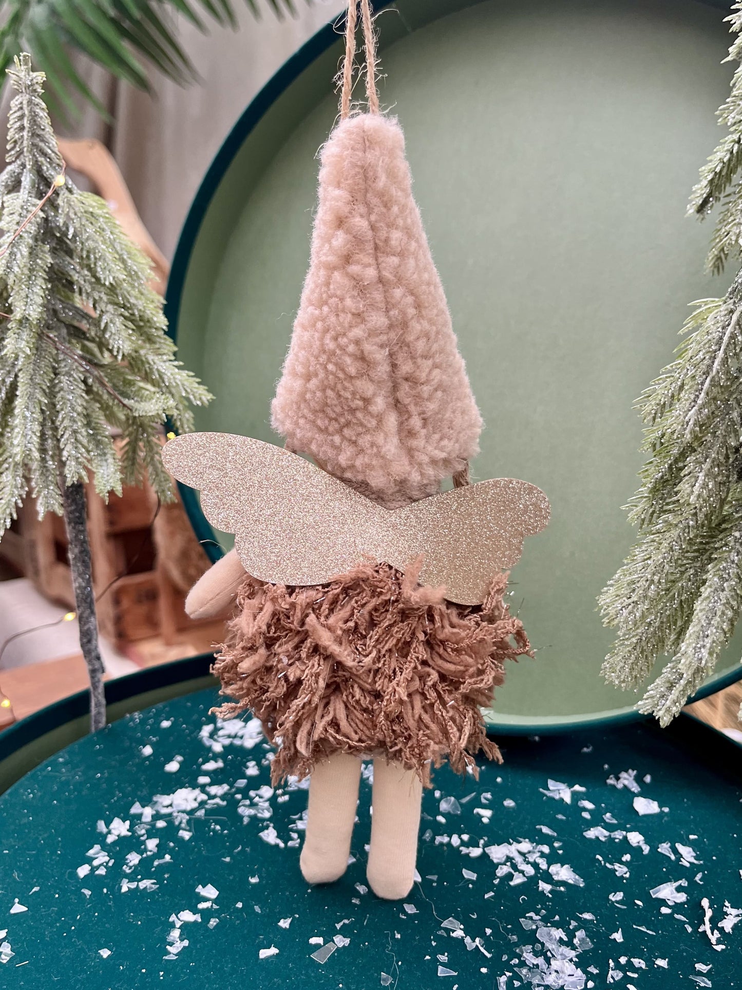 Eingemummelt in ein kuscheliges Winterkleid mit Schal sowie einer großen Teddymütze braucht dieses Engelchen nicht viel, um einen gewissen Charme zu versprühen. Erhältlich in zwei Varianten.
Material: Mix
Farben: grau, braun, weiß, gold
Lieferumfang: 1 Engel in der ausgesuchten Variante