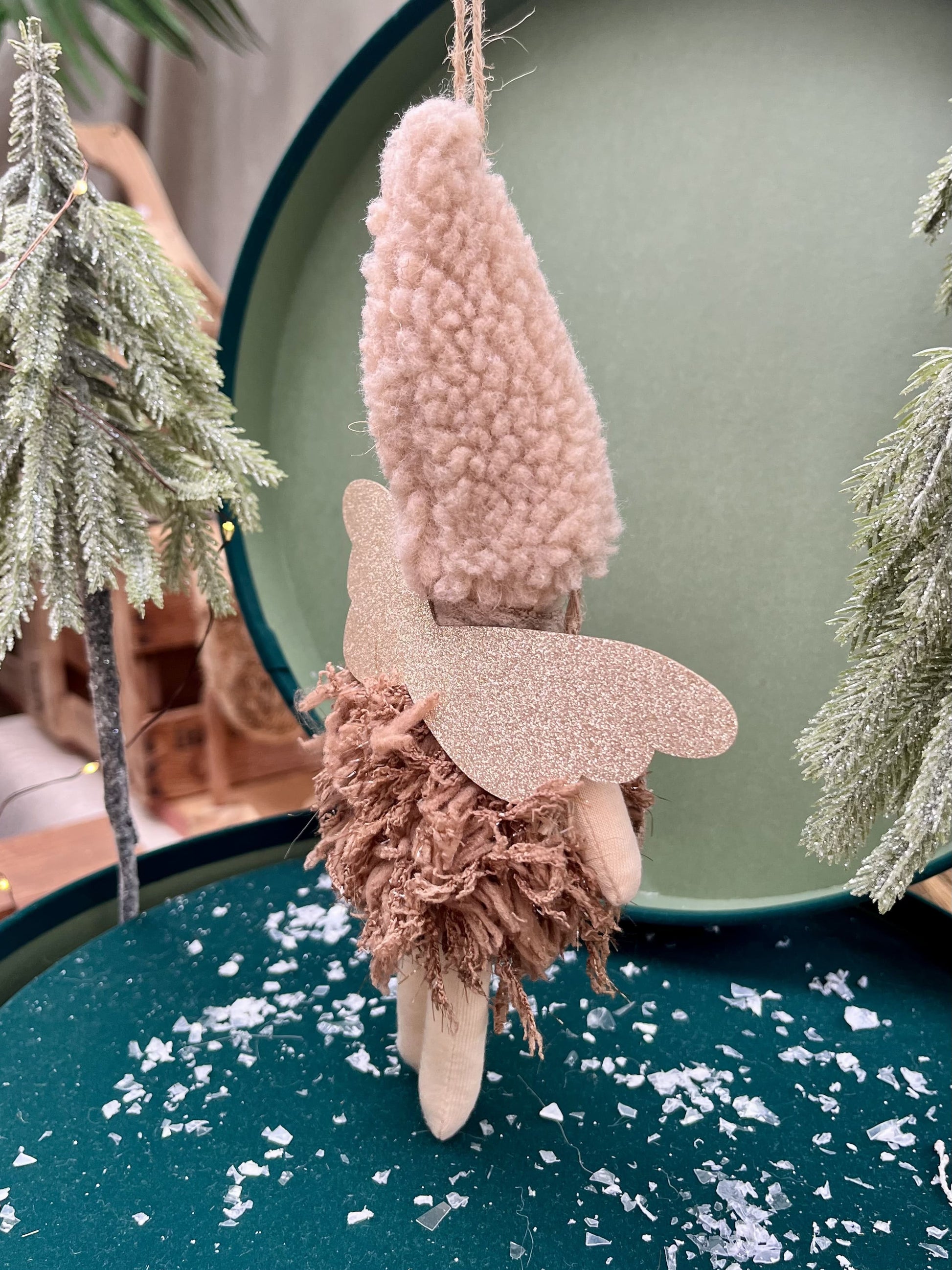 Eingemummelt in ein kuscheliges Winterkleid mit Schal sowie einer großen Teddymütze braucht dieses Engelchen nicht viel, um einen gewissen Charme zu versprühen. Erhältlich in zwei Varianten.
Material: Mix
Farben: grau, braun, weiß, gold
Lieferumfang: 1 Engel in der ausgesuchten Variante