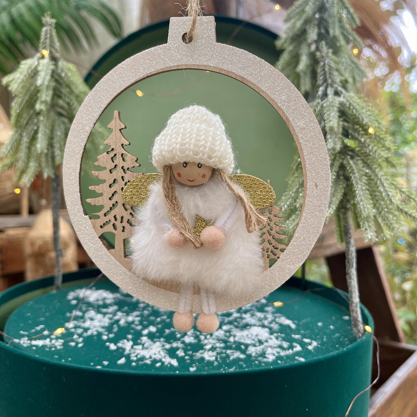 Eingemummelt in ein kuscheliges Winterkleid und großer Strickmütze versprüht dieses charmante Engelchen sofort Weihnachtsgefühle. Der Dekohänger mit naturalistischen Holzbäumen im Hintergrund schafft eine gemütliche, winterliche Szenerie – perfekt zum Aufhängen an Wand, am Fenster oder im Weihnachtsbaum.
Durchmesser: ca. 13,0 cm
Material: Holz, Fell, Stoff
Farben: natur, weiß, gold
Lieferumfang: 1 Engel in der ausgesuchten Variante