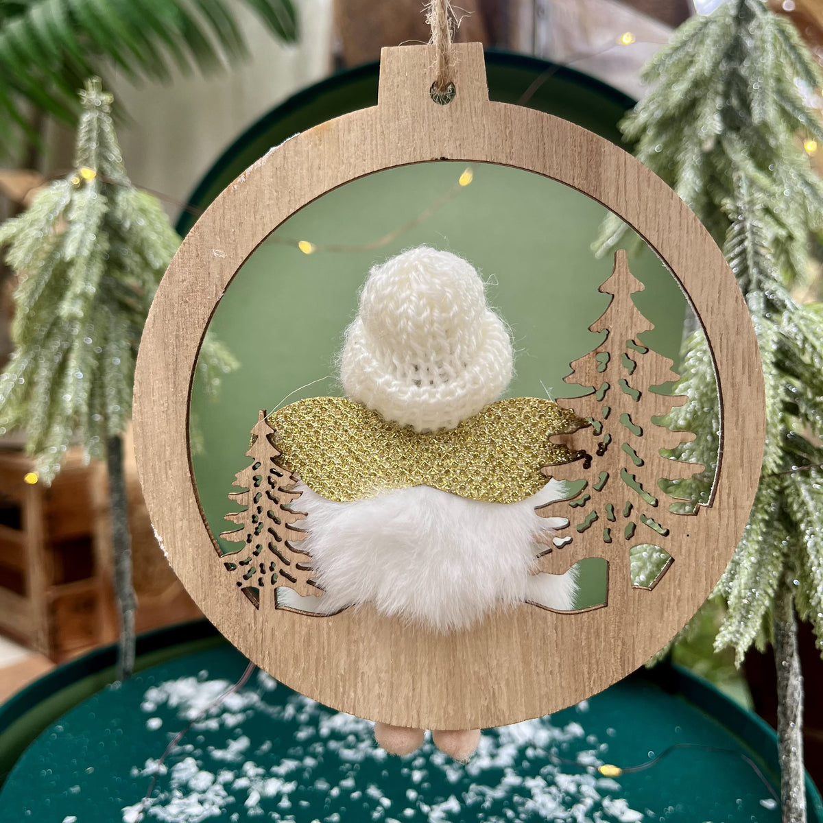 Eingemummelt in ein kuscheliges Winterkleid und großer Strickmütze versprüht dieses charmante Engelchen sofort Weihnachtsgefühle. Der Dekohänger mit naturalistischen Holzbäumen im Hintergrund schafft eine gemütliche, winterliche Szenerie – perfekt zum Aufhängen an Wand, am Fenster oder im Weihnachtsbaum.
Durchmesser: ca. 13,0 cm
Material: Holz, Fell, Stoff
Farben: natur, weiß, gold
Lieferumfang: 1 Engel in der ausgesuchten Variante