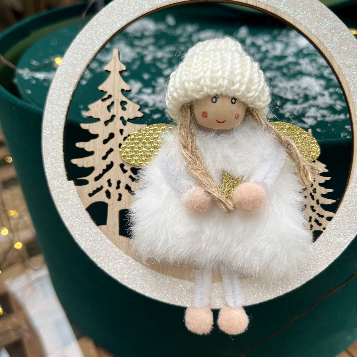 Eingemummelt in ein kuscheliges Winterkleid und großer Strickmütze versprüht dieses charmante Engelchen sofort Weihnachtsgefühle. Der Dekohänger mit naturalistischen Holzbäumen im Hintergrund schafft eine gemütliche, winterliche Szenerie – perfekt zum Aufhängen an Wand, am Fenster oder im Weihnachtsbaum.
Durchmesser: ca. 13,0 cm
Material: Holz, Fell, Stoff
Farben: natur, weiß, gold
Lieferumfang: 1 Engel in der ausgesuchten Variante