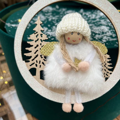 Eingemummelt in ein kuscheliges Winterkleid und großer Strickmütze versprüht dieses charmante Engelchen sofort Weihnachtsgefühle. Der Dekohänger mit naturalistischen Holzbäumen im Hintergrund schafft eine gemütliche, winterliche Szenerie – perfekt zum Aufhängen an Wand, am Fenster oder im Weihnachtsbaum.
Durchmesser: ca. 13,0 cm
Material: Holz, Fell, Stoff
Farben: natur, weiß, gold
Lieferumfang: 1 Engel in der ausgesuchten Variante