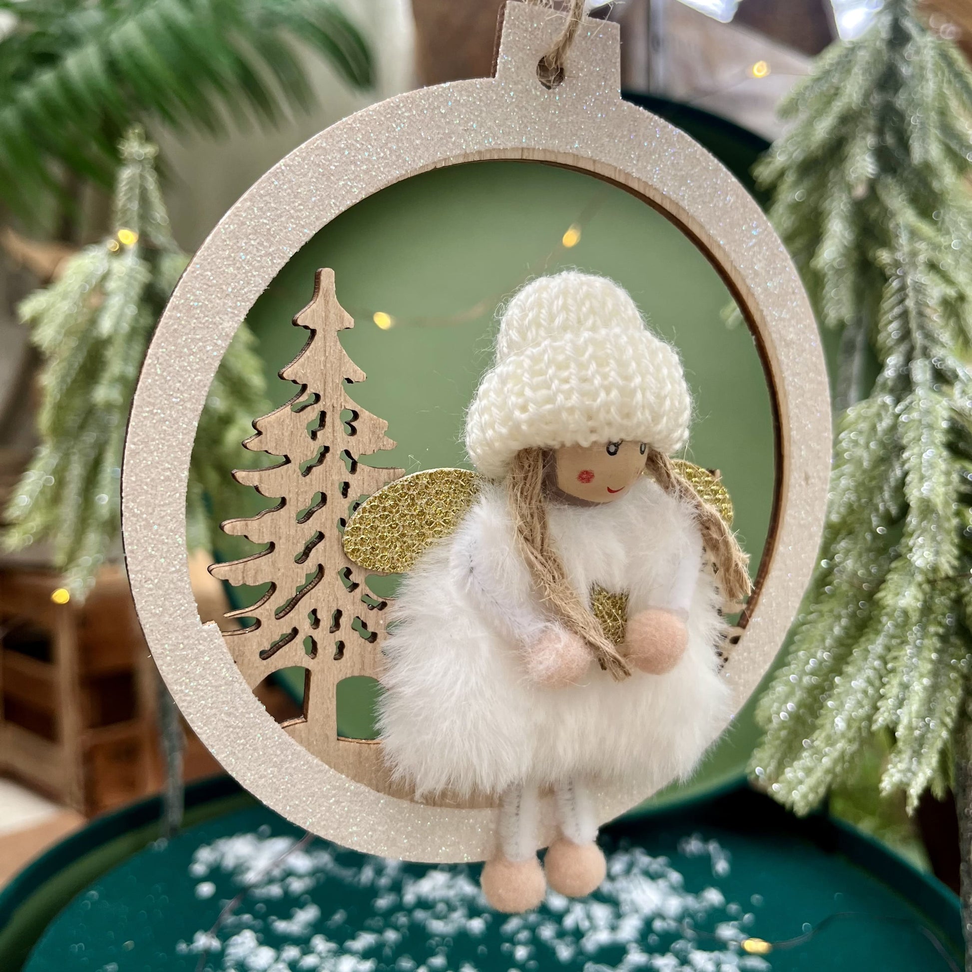 Eingemummelt in ein kuscheliges Winterkleid und großer Strickmütze versprüht dieses charmante Engelchen sofort Weihnachtsgefühle. Der Dekohänger mit naturalistischen Holzbäumen im Hintergrund schafft eine gemütliche, winterliche Szenerie – perfekt zum Aufhängen an Wand, am Fenster oder im Weihnachtsbaum.
Durchmesser: ca. 13,0 cm
Material: Holz, Fell, Stoff
Farben: natur, weiß, gold
Lieferumfang: 1 Engel in der ausgesuchten Variante