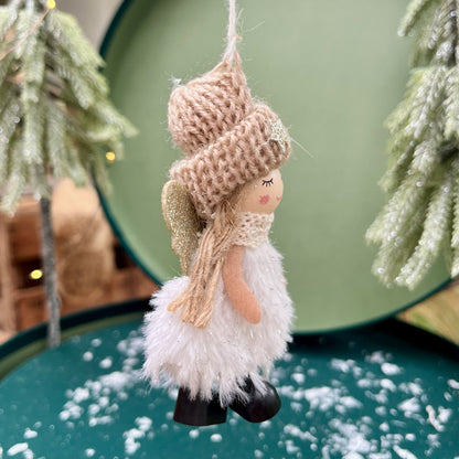 Details wie die langen Zöpfe, die unter der dicken Strickmütze hervorschauen, der gehäkelte Schal sowie&nbsp;die funkelnden Glitzerflügel verleihen dem Engelchen einen zuckersüßen Look. Erhältlich in drei Farbvariationen.
Maße: ca. 9,0 cm
Material: Stoff, Wolle
Farben: grau, weiß, braun, gold
Lieferumfang: 1 Engel in der ausgesuchten Variante
