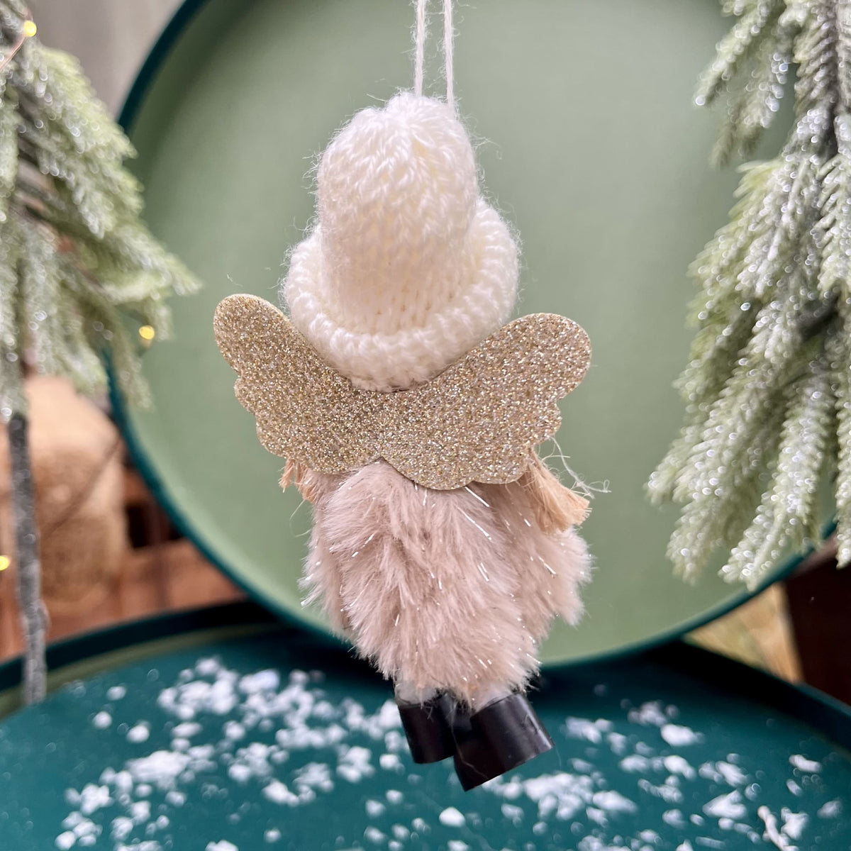 Details wie die langen Zöpfe, die unter der dicken Strickmütze hervorschauen, der gehäkelte Schal sowie&nbsp;die funkelnden Glitzerflügel verleihen dem Engelchen einen zuckersüßen Look. Erhältlich in drei Farbvariationen.
Maße: ca. 9,0 cm
Material: Stoff, Wolle
Farben: grau, weiß, braun, gold
Lieferumfang: 1 Engel in der ausgesuchten Variante