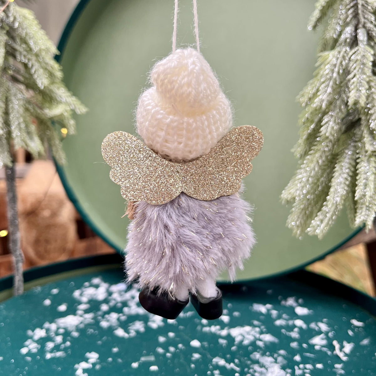 Details wie die langen Zöpfe, die unter der dicken Strickmütze hervorschauen, der gehäkelte Schal sowie&nbsp;die funkelnden Glitzerflügel verleihen dem Engelchen einen zuckersüßen Look. Erhältlich in drei Farbvariationen.
Maße: ca. 9,0 cm
Material: Stoff, Wolle
Farben: grau, weiß, braun, gold
Lieferumfang: 1 Engel in der ausgesuchten Variante