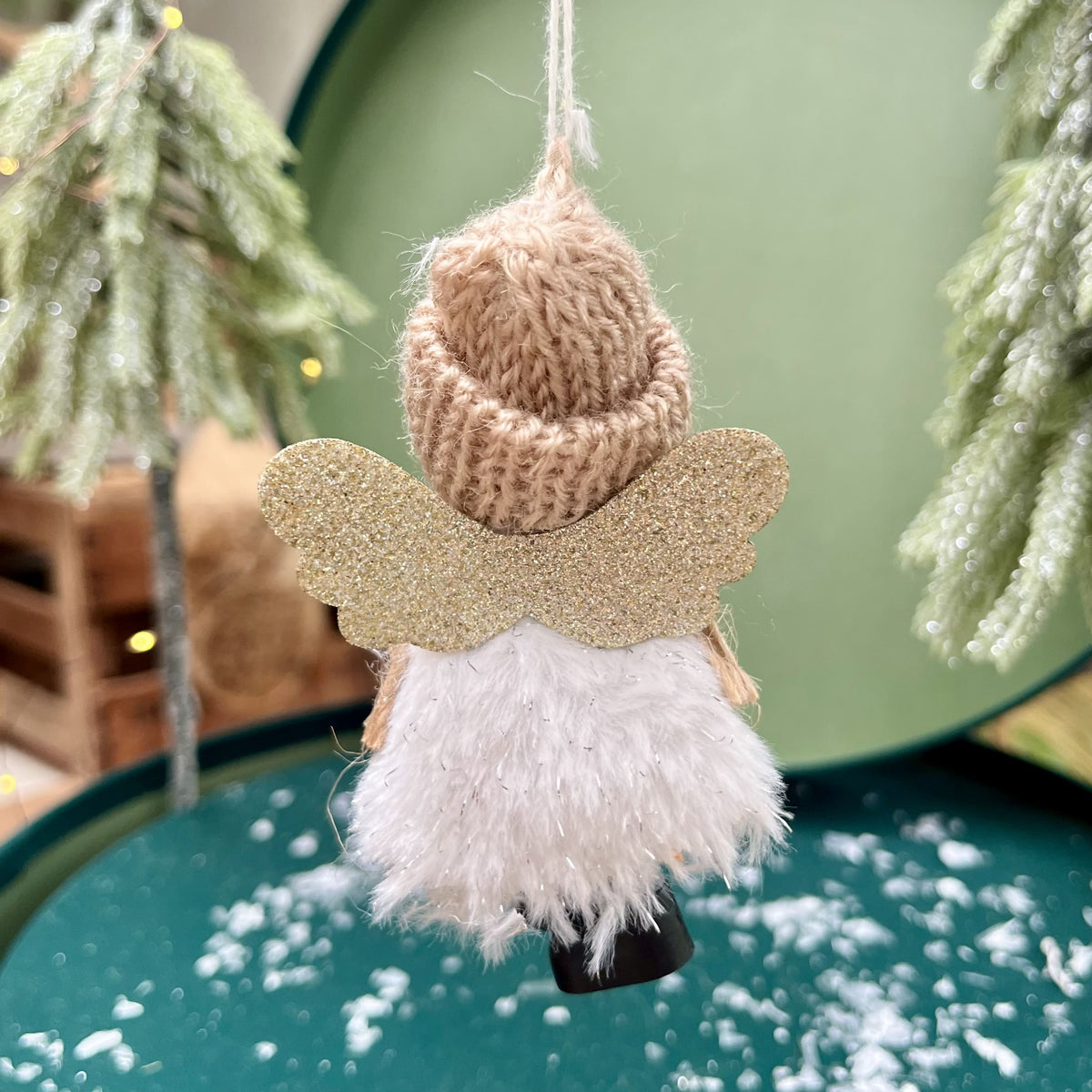 Details wie die langen Zöpfe, die unter der dicken Strickmütze hervorschauen, der gehäkelte Schal sowie&nbsp;die funkelnden Glitzerflügel verleihen dem Engelchen einen zuckersüßen Look. Erhältlich in drei Farbvariationen.
Maße: ca. 9,0 cm
Material: Stoff, Wolle
Farben: grau, weiß, braun, gold
Lieferumfang: 1 Engel in der ausgesuchten Variante