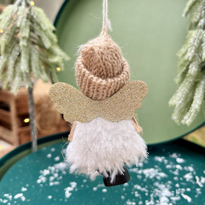 Details wie die langen Zöpfe, die unter der dicken Strickmütze hervorschauen, der gehäkelte Schal sowie&nbsp;die funkelnden Glitzerflügel verleihen dem Engelchen einen zuckersüßen Look. Erhältlich in drei Farbvariationen.
Maße: ca. 9,0 cm
Material: Stoff, Wolle
Farben: grau, weiß, braun, gold
Lieferumfang: 1 Engel in der ausgesuchten Variante