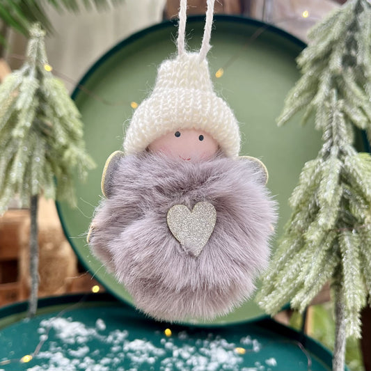 Dieser knuffige Plüschengel bringt Freude in jedes Zuhause und zaubert einem ein Lächeln ins Gesicht, sobald man ihn erblickt. Die dicke Strickmütze und funkelnden Glitzerflügel verleihen dem Engel einen originellen Look.
Maße: ca. 7,5 cm
Material: Plüsch, Strick
Farben: grau, weiß, silber
Lieferumfang: 1 Engel in der ausgesuchten Variante