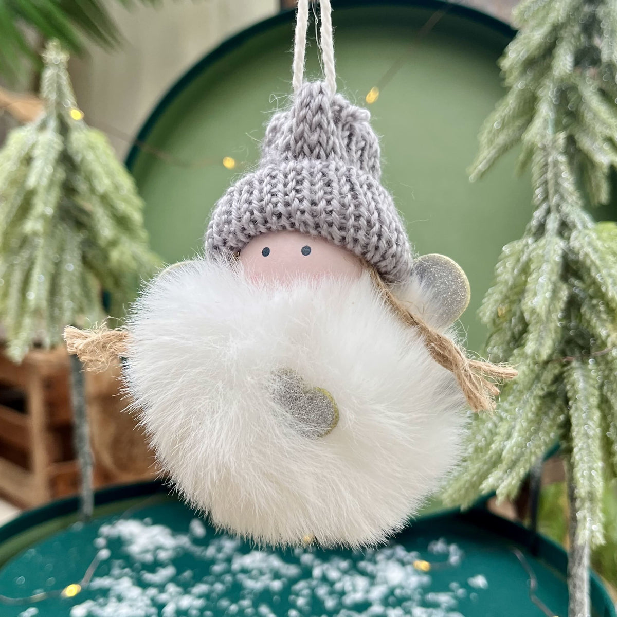 Dieser knuffige Plüschengel bringt Freude in jedes Zuhause und zaubert einem ein Lächeln ins Gesicht, sobald man ihn erblickt. Die dicke Strickmütze und funkelnden Glitzerflügel verleihen dem Engel einen originellen Look.
Maße: ca. 7,5 cm
Material: Plüsch, Strick
Farben: grau, weiß, silber
Lieferumfang: 1 Engel in der ausgesuchten Variante