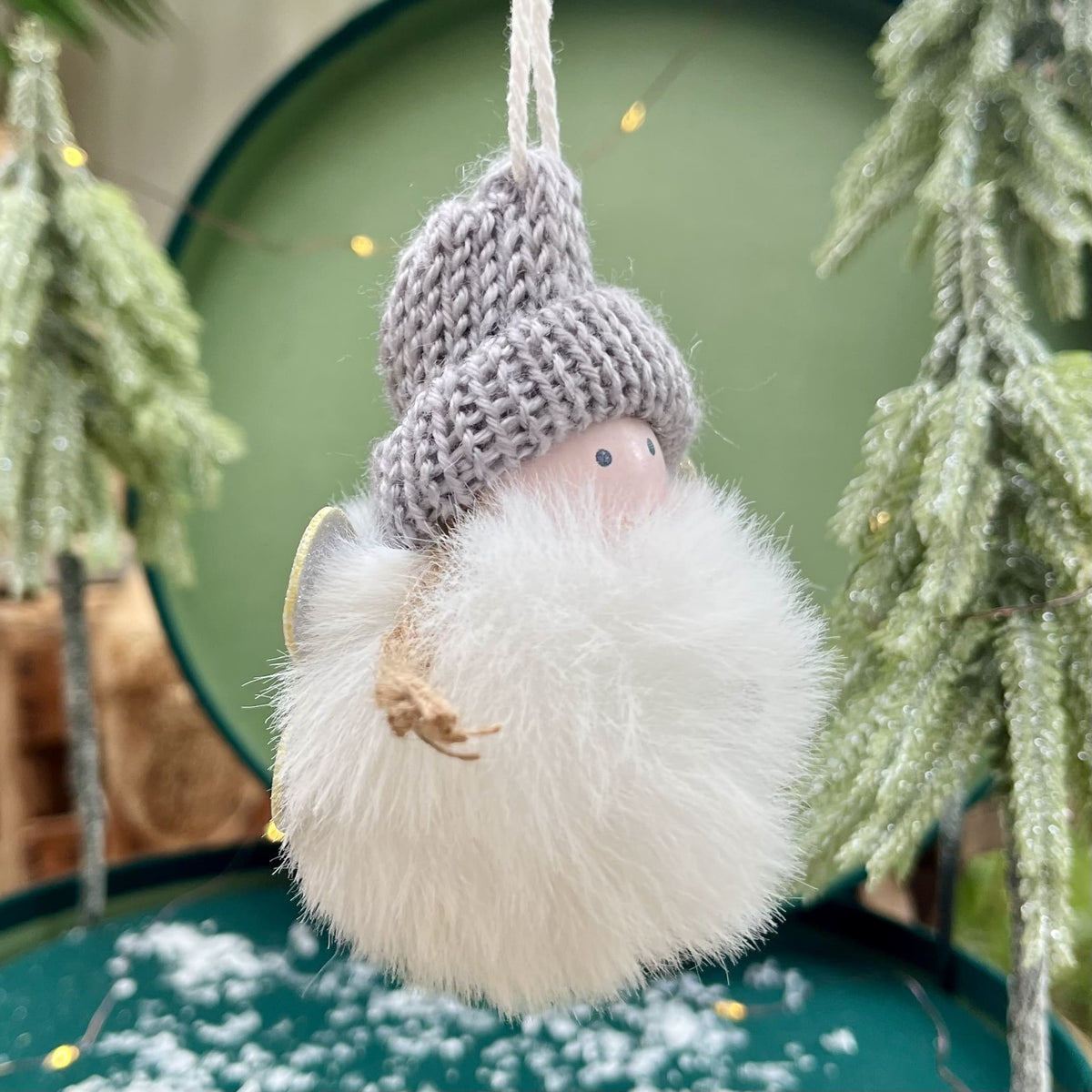 Dieser knuffige Plüschengel bringt Freude in jedes Zuhause und zaubert einem ein Lächeln ins Gesicht, sobald man ihn erblickt. Die dicke Strickmütze und funkelnden Glitzerflügel verleihen dem Engel einen originellen Look.
Maße: ca. 7,5 cm
Material: Plüsch, Strick
Farben: grau, weiß, silber
Lieferumfang: 1 Engel in der ausgesuchten Variante