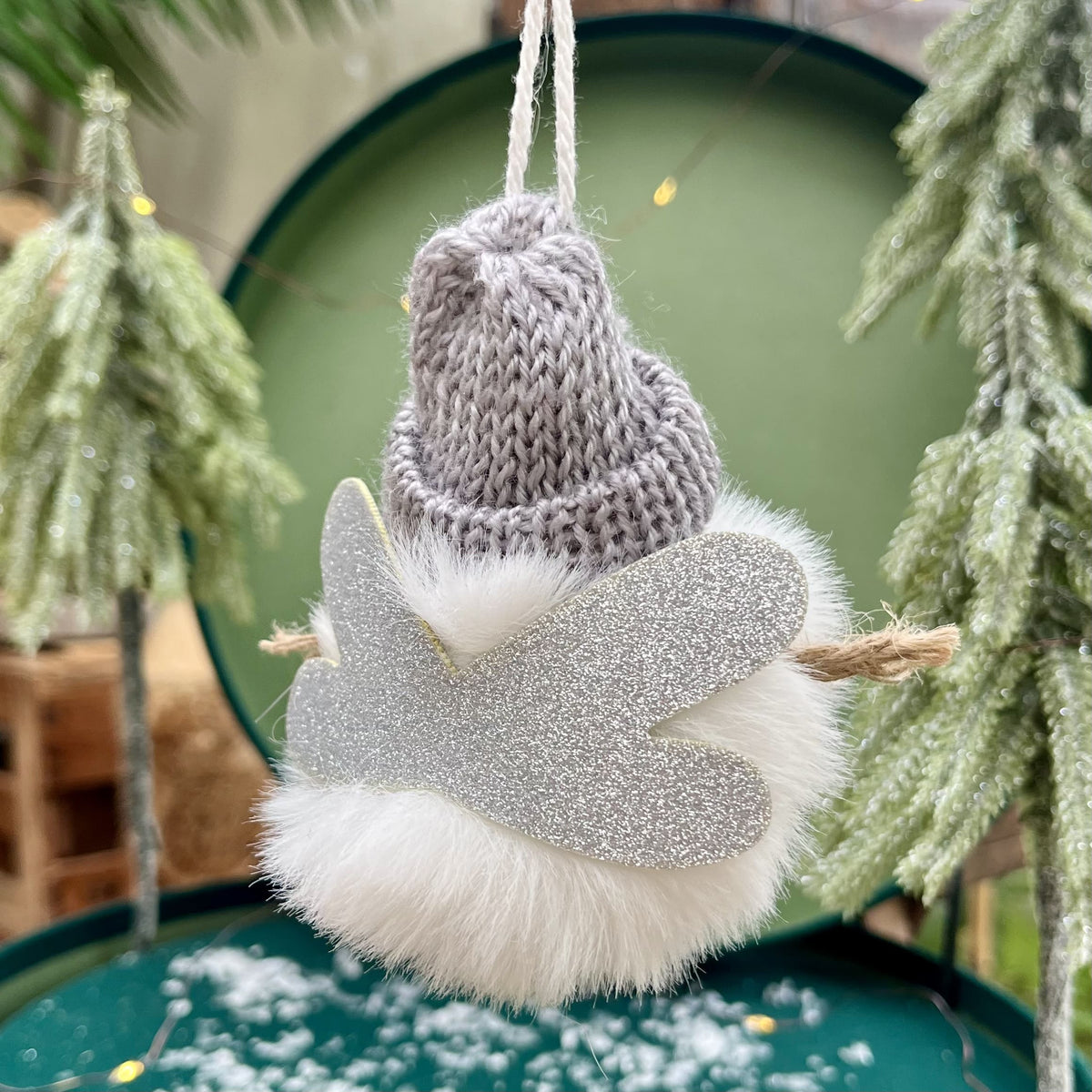 Dieser knuffige Plüschengel bringt Freude in jedes Zuhause und zaubert einem ein Lächeln ins Gesicht, sobald man ihn erblickt. Die dicke Strickmütze und funkelnden Glitzerflügel verleihen dem Engel einen originellen Look.
Maße: ca. 7,5 cm
Material: Plüsch, Strick
Farben: grau, weiß, silber
Lieferumfang: 1 Engel in der ausgesuchten Variante