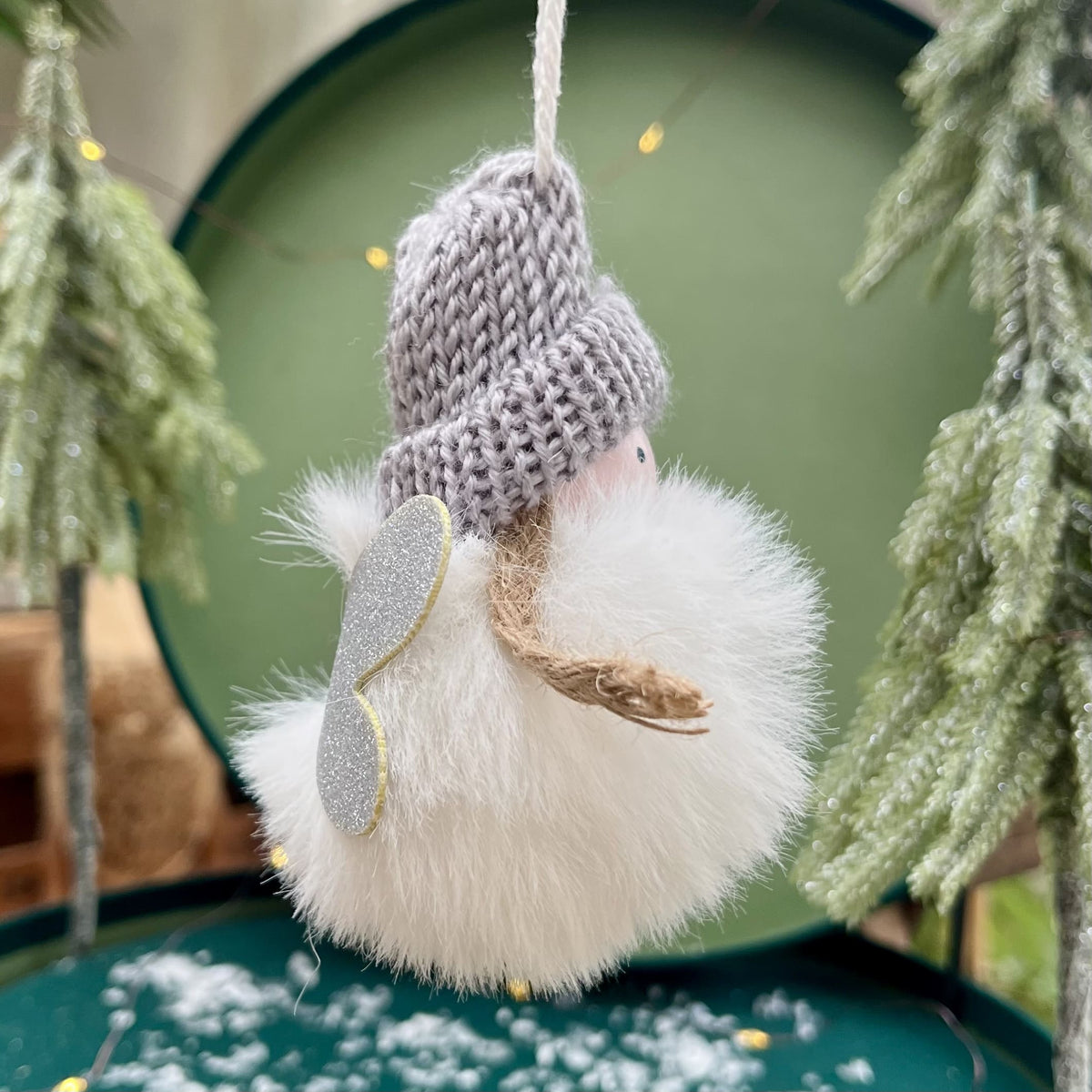 Dieser knuffige Plüschengel bringt Freude in jedes Zuhause und zaubert einem ein Lächeln ins Gesicht, sobald man ihn erblickt. Die dicke Strickmütze und funkelnden Glitzerflügel verleihen dem Engel einen originellen Look.
Maße: ca. 7,5 cm
Material: Plüsch, Strick
Farben: grau, weiß, silber
Lieferumfang: 1 Engel in der ausgesuchten Variante