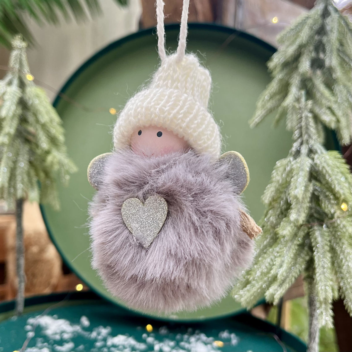 Dieser knuffige Plüschengel bringt Freude in jedes Zuhause und zaubert einem ein Lächeln ins Gesicht, sobald man ihn erblickt. Die dicke Strickmütze und funkelnden Glitzerflügel verleihen dem Engel einen originellen Look.
Maße: ca. 7,5 cm
Material: Plüsch, Strick
Farben: grau, weiß, silber
Lieferumfang: 1 Engel in der ausgesuchten Variante