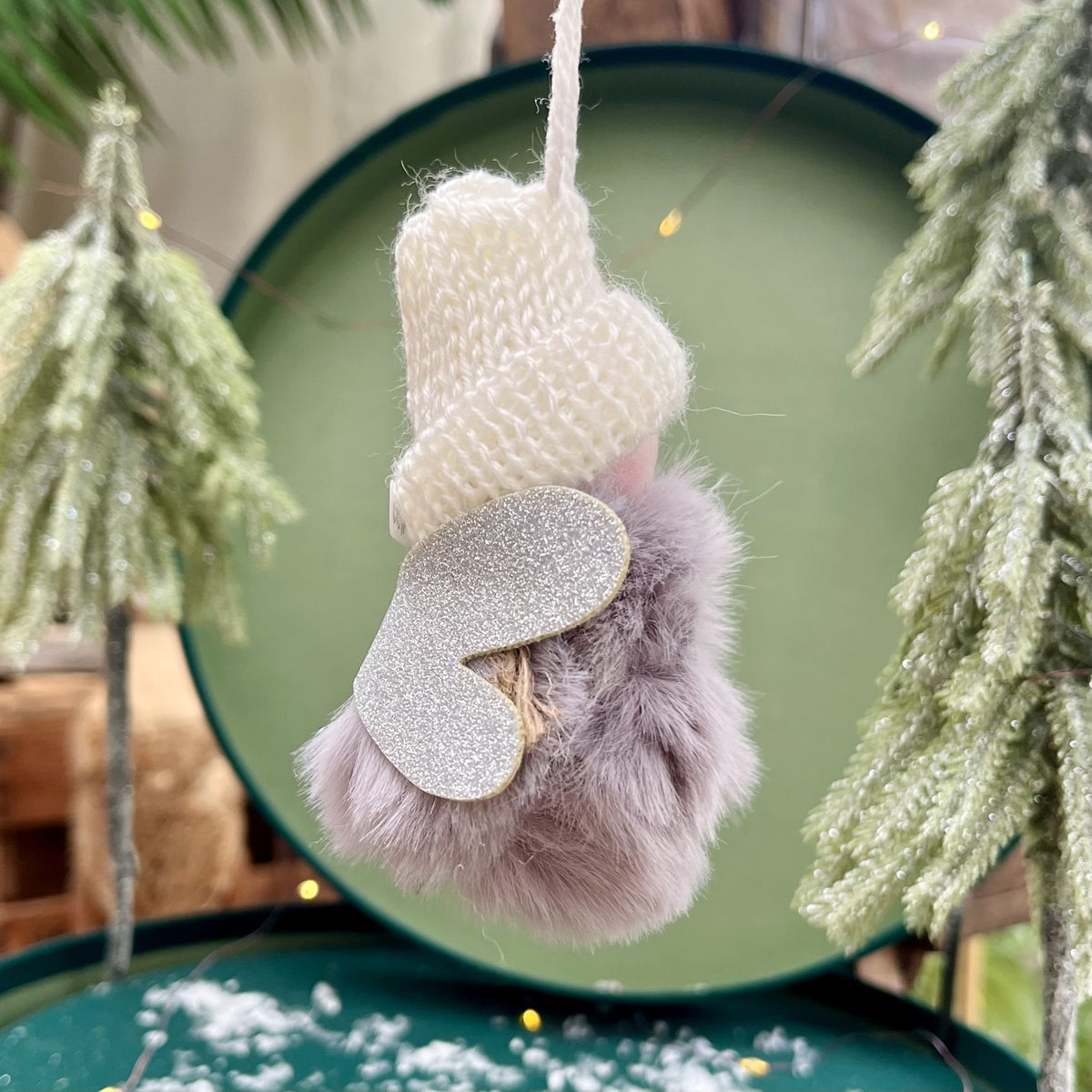 Dieser knuffige Plüschengel bringt Freude in jedes Zuhause und zaubert einem ein Lächeln ins Gesicht, sobald man ihn erblickt. Die dicke Strickmütze und funkelnden Glitzerflügel verleihen dem Engel einen originellen Look.
Maße: ca. 7,5 cm
Material: Plüsch, Strick
Farben: grau, weiß, silber
Lieferumfang: 1 Engel in der ausgesuchten Variante