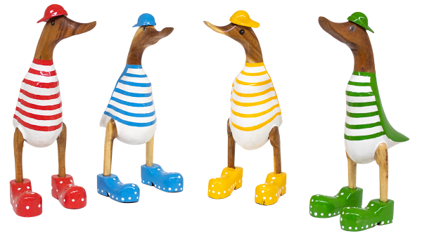Bambusente als Strandente mit gelben Schuhen und Cap in einer Höhe von 25 cm.
Wunderschöne Deko aus Bambuswurzel. Jedes Teil handgefertigt und ein Unikat. Ein Hingucker für Drinnen und Draußen.
Zudem stehen die Enten aus Bambus für Familie, Treue & Liebe und Holz für Wachstum. So macht es sie dadurch auch zu einem bedeutungsvollen Geschenk für einen lieben Menschen.