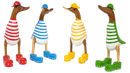Bambusente als Strandente mit gelben Schuhen und Cap in einer Höhe von 25 cm.
Wunderschöne Deko aus Bambuswurzel. Jedes Teil handgefertigt und ein Unikat. Ein Hingucker für Drinnen und Draußen.
Zudem stehen die Enten aus Bambus für Familie, Treue & Liebe und Holz für Wachstum. So macht es sie dadurch auch zu einem bedeutungsvollen Geschenk für einen lieben Menschen.