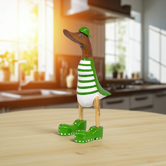 Strandente aus Bambus mit grünen Schuhen und Cap in einer Höhe von 25 cm - Wunderschöne Deko aus Bambuswurzel.