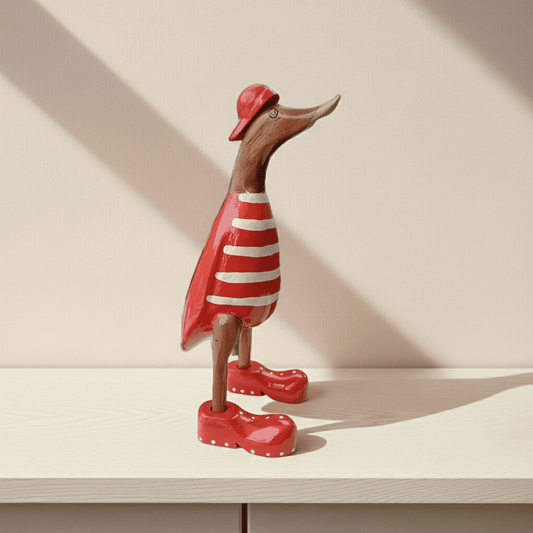 Strandente aus Bambus mit roten Schuhen und Cap in einer Höhe von 25 cm - Wunderschöne Deko aus Bambuswurzel. Jedes Teil handgefertigt und ein Unikat. Ein Hingucker für Drinnen und Draußen. 
Ente mit Schuhen + Cap / rot - 
Varianten: - weiß mit roten Streifen
- rot mit weißen Streifen 
Farbe: natur / rot / weiß - Material: Bambus - Maße: Höhe 25 cm - 
Ursprung: Indonesien - Lieferumfang: 1 Bambusente in der ausgesuchten Variante