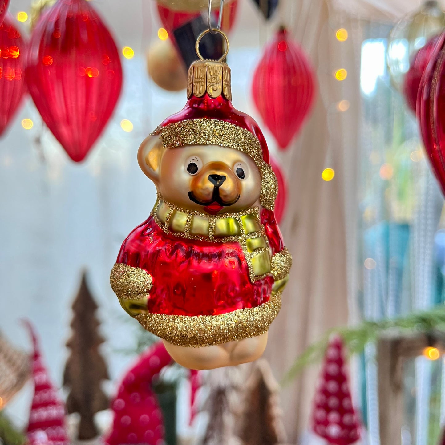 Dieser Teddybär ist ein Meisterwerk original Böhmischer Glaskunst – mundgeblasen und liebevoll von Hand bemalt. Als Teil unserer Kollektion ältester Hohlglas-Schmucktechniken ist dieses Stück nicht nur ein jährlicher Begleiter, sondern ein vererbbarer Schatz mit Wertsteigerung, der Generationen Freude bereitet