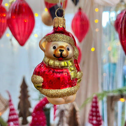 Dieser Teddybär ist ein Meisterwerk original Böhmischer Glaskunst – mundgeblasen und liebevoll von Hand bemalt. Als Teil unserer Kollektion ältester Hohlglas-Schmucktechniken ist dieses Stück nicht nur ein jährlicher Begleiter, sondern ein vererbbarer Schatz mit Wertsteigerung, der Generationen Freude bereitet