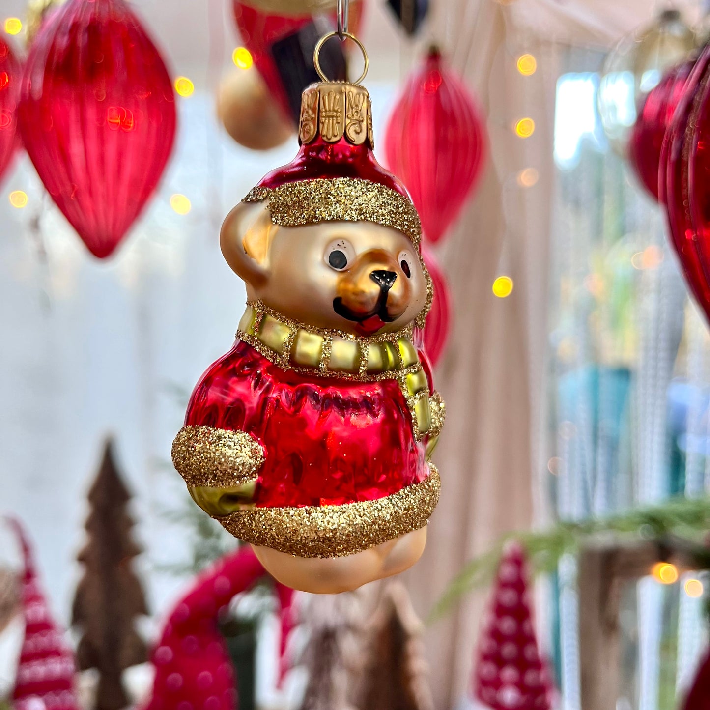 Dieser Teddybär ist ein Meisterwerk original Böhmischer Glaskunst – mundgeblasen und liebevoll von Hand bemalt. Als Teil unserer Kollektion ältester Hohlglas-Schmucktechniken ist dieses Stück nicht nur ein jährlicher Begleiter, sondern ein vererbbarer Schatz mit Wertsteigerung, der Generationen Freude bereitet