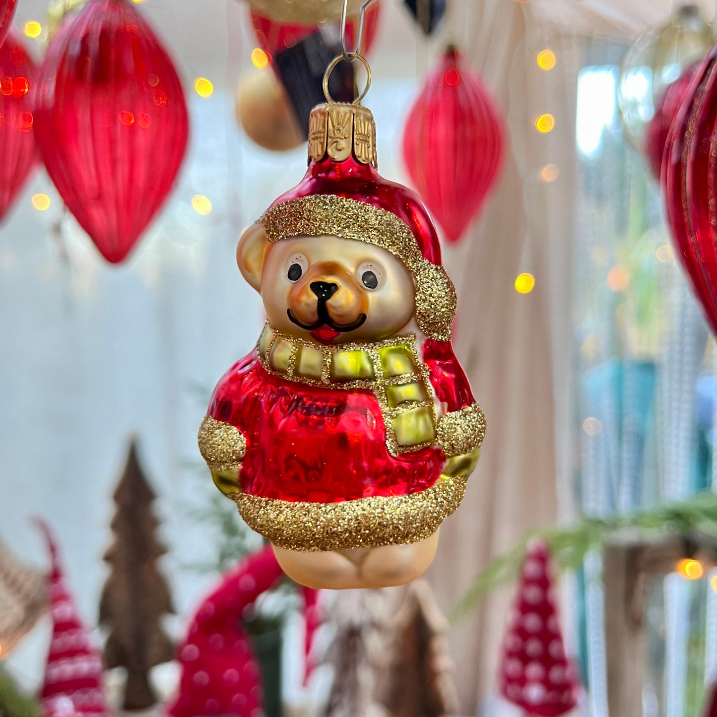 Dieser Teddybär ist ein Meisterwerk original Böhmischer Glaskunst – mundgeblasen und liebevoll von Hand bemalt. Als Teil unserer Kollektion ältester Hohlglas-Schmucktechniken ist dieses Stück nicht nur ein jährlicher Begleiter, sondern ein vererbbarer Schatz mit Wertsteigerung, der Generationen Freude bereitet