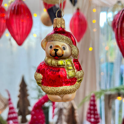 Dieser Teddybär ist ein Meisterwerk original Böhmischer Glaskunst – mundgeblasen und liebevoll von Hand bemalt. Als Teil unserer Kollektion ältester Hohlglas-Schmucktechniken ist dieses Stück nicht nur ein jährlicher Begleiter, sondern ein vererbbarer Schatz mit Wertsteigerung, der Generationen Freude bereitet