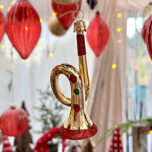 Diese goldene Trompete ist ein Meisterwerk traditioneller Böhmischer Glaskunst – mundgeblasen und liebevoll von Hand gefertigt.
Als Teil unserer Kollektion ältester Hohlglas-Schmucktechniken ist dieses Stück nicht nur ein jährlicher Begleiter, sondern ein vererbbarer Schatz mit Wertsteigerung, der Generationen Freude bereitet