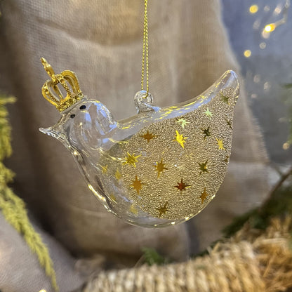 Lass dich von diesem einzigartigen und verspielten Glasvogel verzaubern! Mit seiner goldenen Krone und den mit Sternchen und Perlen besetzen Glitzerflügeln versprüht er einen ganz besonderen Charme.
Maße: ca. 10,0cm
Materialien: Glas, Perlen, Kunststoff
Farben: Gold