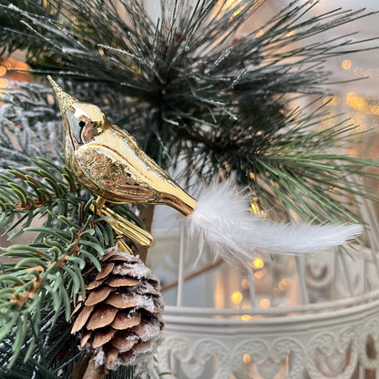 Dieser kleine Vogel ist ein Meisterwerk traditioneller Böhmischer Glaskunst – mundgeblasen und liebevoll von Hand gefertigt.
Als Teil unserer Kollektion ältester Hohlglas-Schmucktechniken ist dieses Stück nicht nur ein jährlicher Begleiter, sondern ein vererbbarer Schatz mit Wertsteigerung, der Generationen Freude bereitet